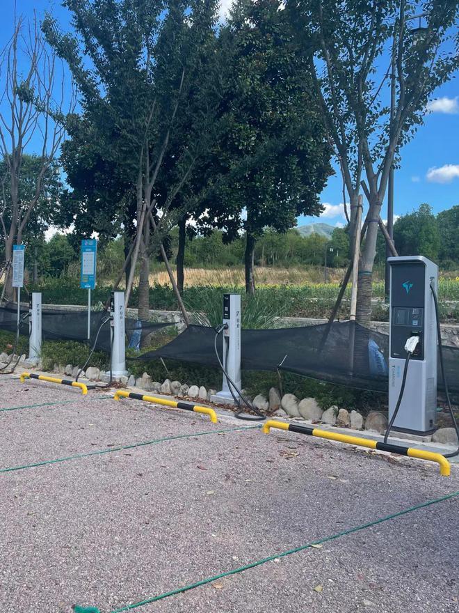 告別里程焦慮！新區(qū)新能源充電樁建設(shè)領(lǐng)跑全市，儲能技術(shù)賦能綠色出行新生態(tài)